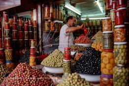 Image du Maroc Professionnelle de  À l’entrée du souk Semmarine de Marrakech, on découvre de nombreux vendeurs d'olives et de produits confits, le 11 Décembre 2011. (Photo / Abdeljalil Bounhar)

 